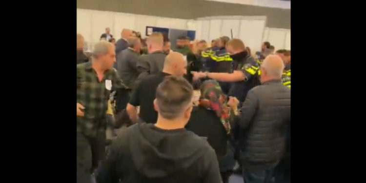 „S-a ţipat, a fost panică şi haos!”. Sute de alegători turco-olandezi s-au luat la bătaie într-o secţie de votare la Amsterdam