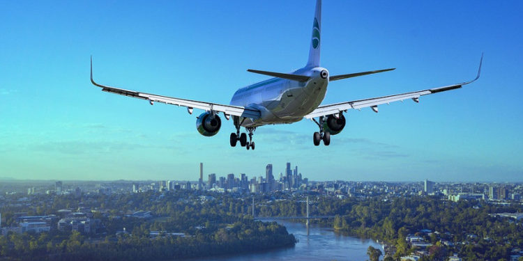 Самолет с взорвавшимся шасси экстренно сел в Гонконге