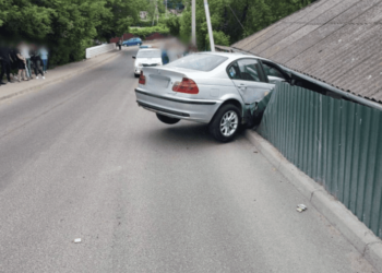 В Сороках легковушка застряла в заборе частного дома: что известно о водителе | VIDEO