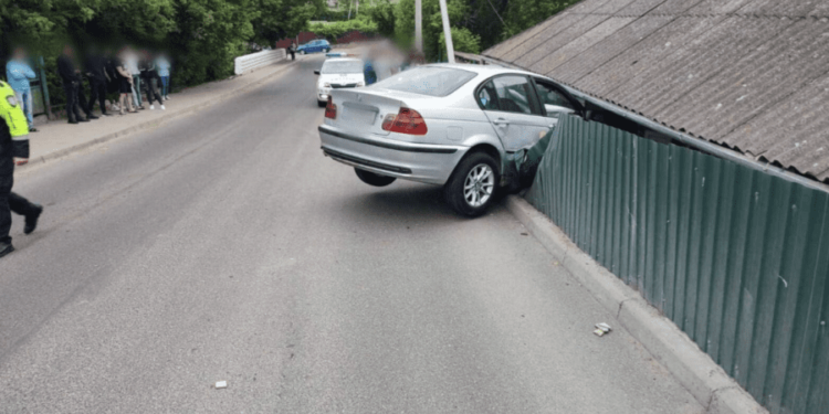 В Сороках легковушка застряла в заборе частного дома: что известно о водителе | VIDEO