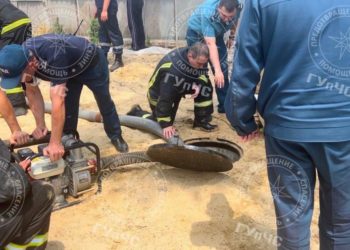 Один погиб, другой в реанимации: В Бендерах двух мужчин затянуло в канализационную трубу