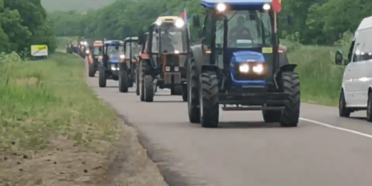 „У нас чрезвычайная ситуация”. Аграрии из 15 районов на сельхозтехнике направляются в Кишинев, чтобы принять участие в протестах | VIDEO