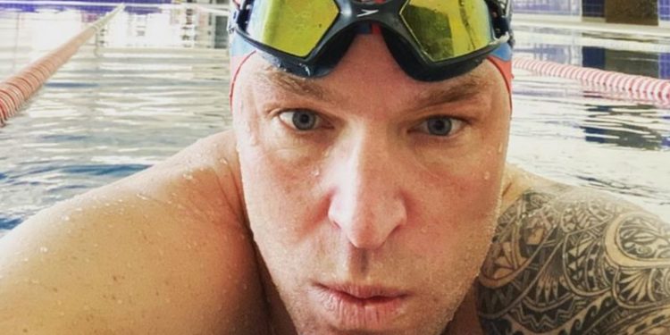 В проливе Ла-Манш во время благотворительного заплыва пропал английский пловец