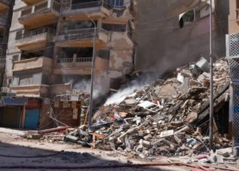 В Египте внезапно обрушился 13-этажный дом, под завалами десятки людей