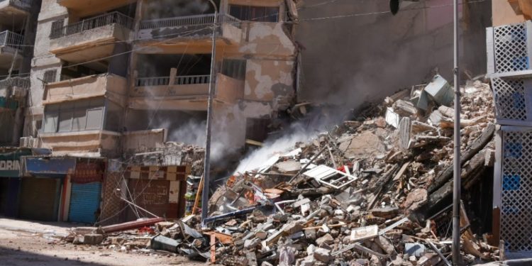 В Египте внезапно обрушился 13-этажный дом, под завалами десятки людей