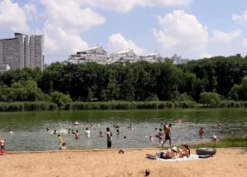 В столичных озерах купаться опасно: там много грязи после проливных дождей