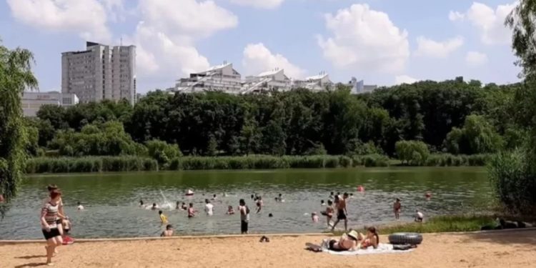 В столичных озерах купаться опасно: там много грязи после проливных дождей