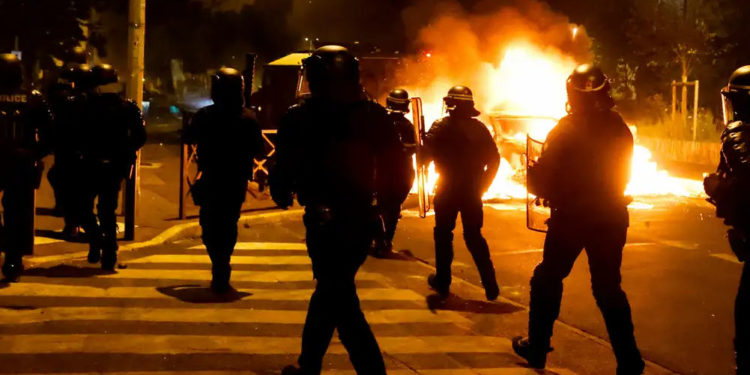 Во Франции третьи сутки продолжаются массовые беспорядки