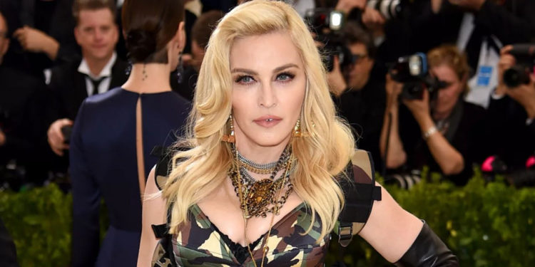 Мадонна чувствует себя плохо и не встает с постели