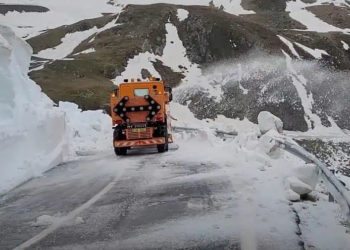 В первый день лета в горах Румынии слой снега достигает 4 метров