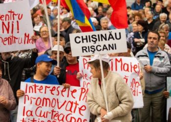 У Конституционного суда сторонники Партии «ШОР» организовали протест: Люди требовали отменить запрос правительства в отношении политформирования | VIDEO