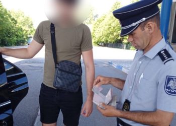 Документы в урне, и пассажир с фальшивыми правами: кого задержали пограничники