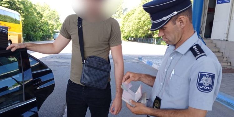 Документы в урне, и пассажир с фальшивыми правами: кого задержали пограничники