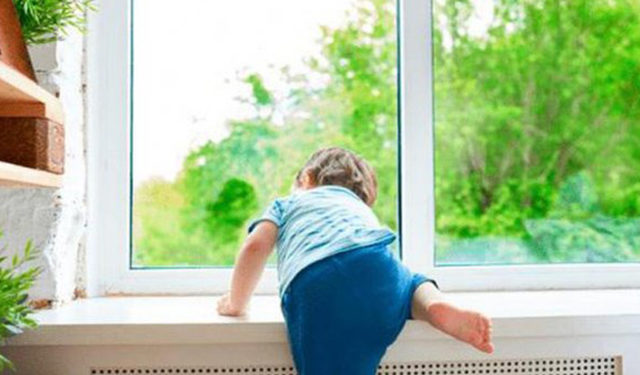 Каково состояние двухлетней девочки, упавшей с восьмого этажа дома в Кишиневе