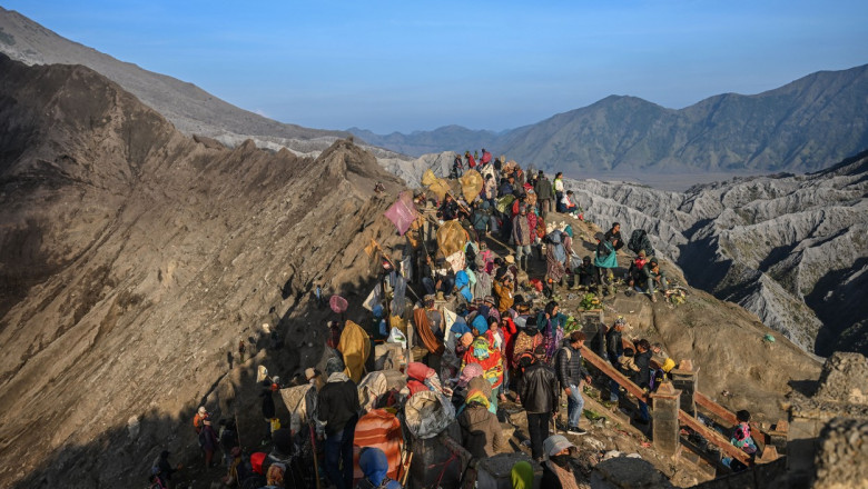 Ritual de sacrificare la vulcanul activ Bromo din Indonezia. Mii de oameni aruncă animale și alimente în crater | FOTO