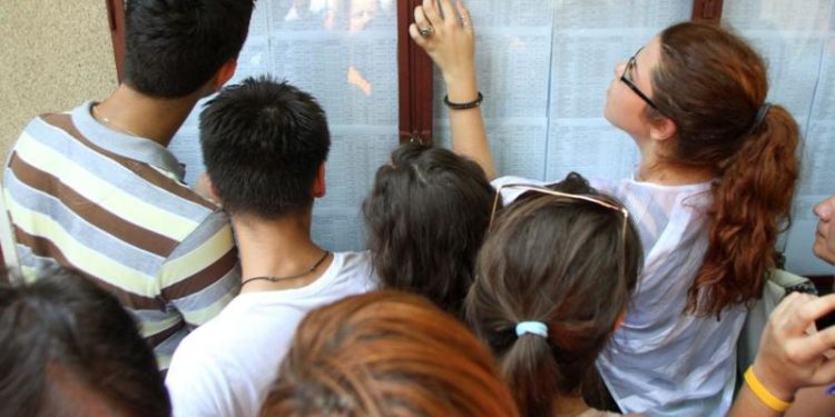 Astăzi absolvenții de liceu și-au aflat notele la BAC. Câți au fost eliminați de la examene