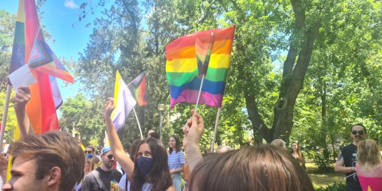 Посольство США в Молдове осудило дискриминацию лиц ЛГБТКИ+ и призвало избавиться от предрассудков