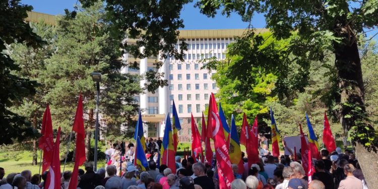 Protest în fața Parlamentului. Membrii și simpatizanții Partidelor „ȘOR” și „Renașterii” se opun intenției guvernării de a schimba denumirea și data „Zilei Victoriei” | VIDEO