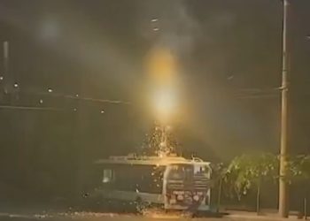 Un scurtcircuit s-a produs deasupra unui troleibuz lângă Circul din Chişinău. Vehiculul risca să ia foc | VIDEO