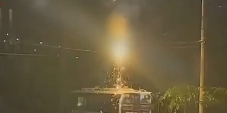 Un scurtcircuit s-a produs deasupra unui troleibuz lângă Circul din Chişinău. Vehiculul risca să ia foc | VIDEO