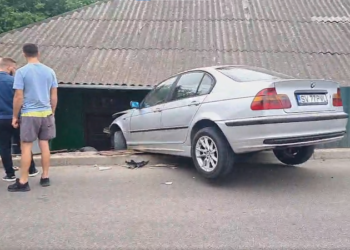 Accident rutier în Soroca: Un tânăr de 22 de ani a pierdut controlul asupra volanului și s-a tamponat în gardul unei gospodării | VIDEO