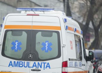 Un bărbat a decedat la spital, după ce ar fi căzut în gol de pe un bloc de locuit din Chișinău