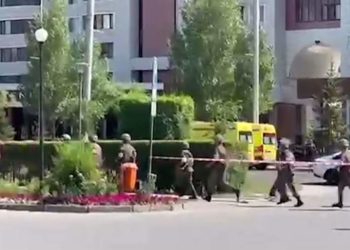 В Астане вооруженный мужчина захватил заложников в отделении банка. Его задержали