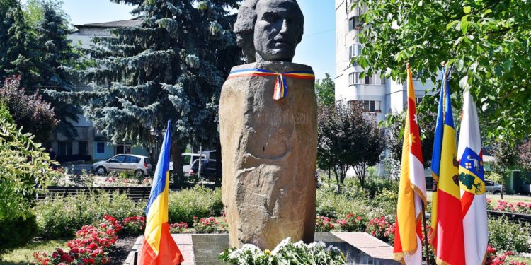 134 de ani de la trecerea spre cele veșnice a marelui poet Mihai Eminescu. Demnitari și funcționari publici au depus flori la busturile ridicate în cinstea sa în Chișinău și Orhei | VIDEO