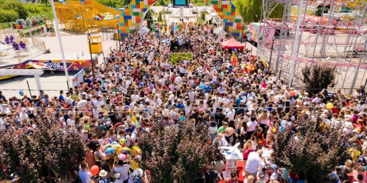 Vara începe cu OrheiLand: Copii veniți din toată țara se bucură de o avalanșă de surprize și o nouă atracție, instalată în premieră în țara noastră | VIDEO