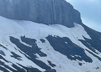 Erau încălțați în adidași: 5 turiști au rămas blocați pe traseu spre Vârful Omu într-o zonă cu zăpadă