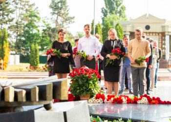 Parlamentari, activiști ai partidului ”Renaștere” și angajați ai ambasadelor au depus flori la Complexul Memorial Eternitate, de Ziua Comemorării Victimelor Fascismului | VIDEO