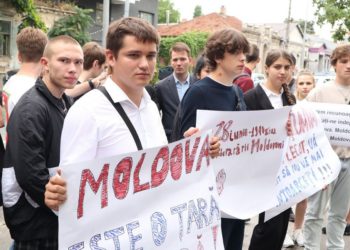 Manifestație în fața sediului Ambasadei României la Chișinău: Membrii Partidului ”Renaștere” au consemnat 83 de ani de la eliberarea Moldovei | VIDEO