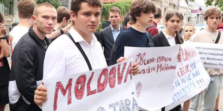 Manifestație în fața sediului Ambasadei României la Chișinău: Membrii Partidului ”Renaștere” au consemnat 83 de ani de la eliberarea Moldovei | VIDEO