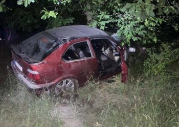 Doi tineri au ajuns la spital după ce s-au izbit cu automobilul într-un copac, în raionul Rîșcani