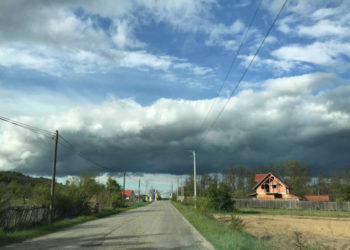 Averse cu descărcări electrice, în unele regiuni ale țării. Ce temperaturi promit meteorologii