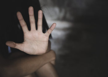 Doi copii ar fi ținuți ostatici de rudele în grija cărora au fost lăsați. Avocat: De un an de zile, tata nu-și poate vedea copii | VIDEO