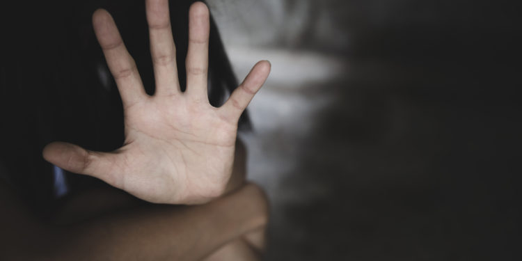 Doi copii ar fi ținuți ostatici de rudele în grija cărora au fost lăsați. Avocat: De un an de zile, tata nu-și poate vedea copii | VIDEO