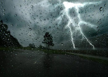 Ploi cu descărcări electrice și vânt puternic. Meteorologii anunță Cod Galben de schimbare a vremii | VIDEO