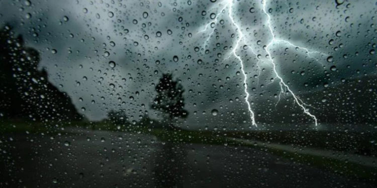 Ploi cu descărcări electrice și vânt puternic. Meteorologii anunță Cod Galben de schimbare a vremii | VIDEO