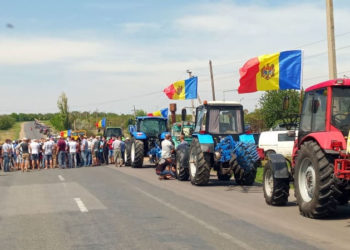 Lăsați cu ochii în soare? Fermierii, enervați la culme de Recean: „Vom porni în marș cu tehnica agricolă prin capitală”