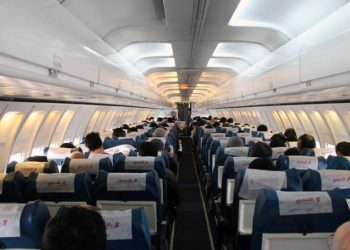 O pasageră beată îi mușcă și îi lovește pe polițiștii care încearcă să o scoată cu forța din avion