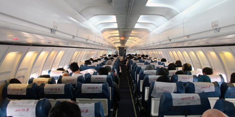 O pasageră beată îi mușcă și îi lovește pe polițiștii care încearcă să o scoată cu forța din avion