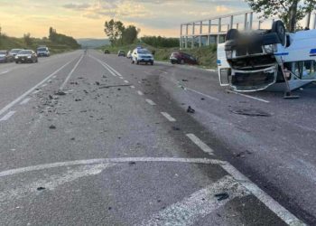 Detalii despre accidentul grav de la Strășeni: un pasager, de 60 de ani din microbuz, a decedat la fața locului. Alte 9 persoane au fost traumatizate