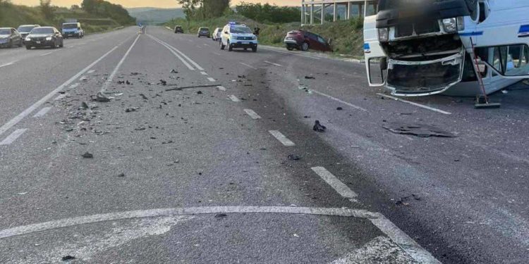Detalii despre accidentul grav de la Strășeni: un pasager, de 60 de ani din microbuz, a decedat la fața locului. Alte 9 persoane au fost traumatizate