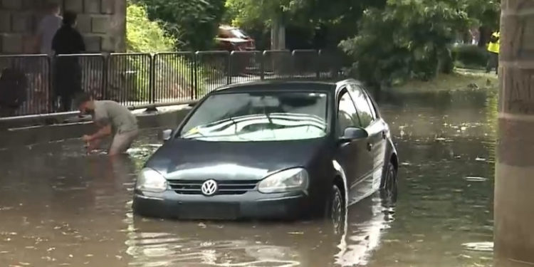 Apă până la genunchi pe străzile unui oraș din România, după o rupere de nori