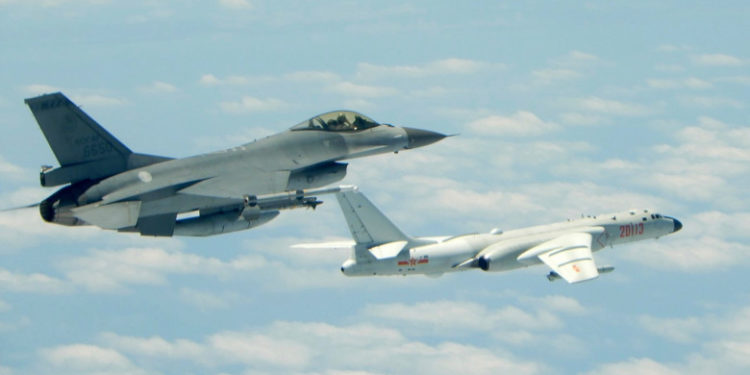 Noi tensiuni în strâmtoarea Taiwan. China a trimis 19 avioane de război