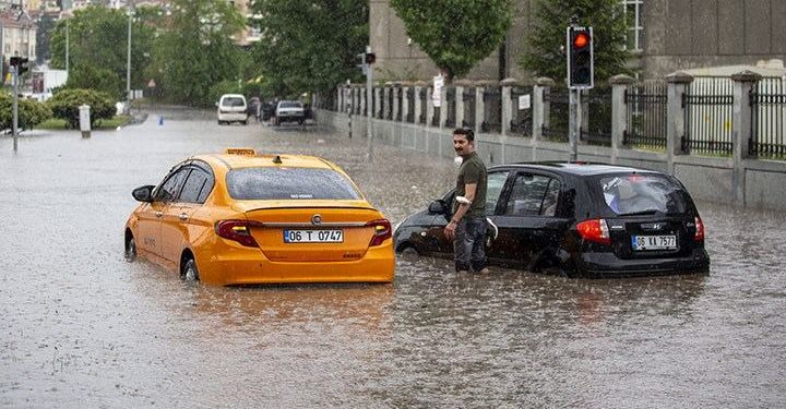 Inundații severe în capitala Turciei: Străzile din Ankara s-au transformat în adevărate râuri | VIDEO