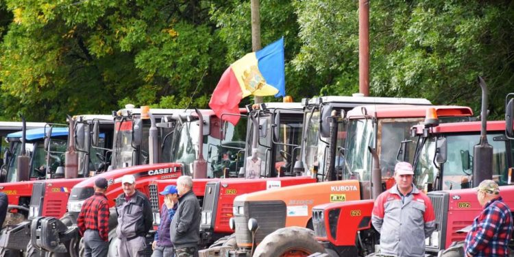 Protest de amploare în raioanele din țară: Fermierii au ieșit cu tractoarele și utilajele agricole. Ce i-au reproșat autoritățile | VIDEO