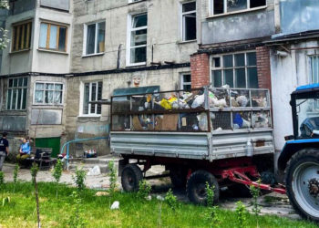 „Gunoiște” într-un apartament din centrul capitalei. Autoritățile specializate curăță pentru a treia oară locuința | VIDEO