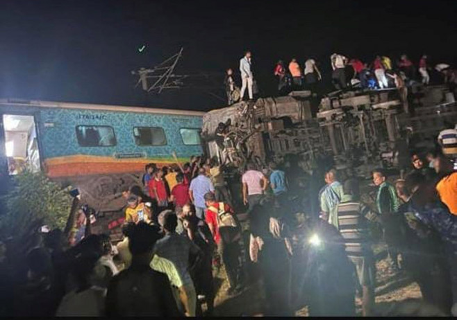 Tragedia secolului în India. Aproape 300 de morți și 900 de răniți după accidentul de tren. „Unul și-a pierdut mâna, altul era mutilat” | FOTO